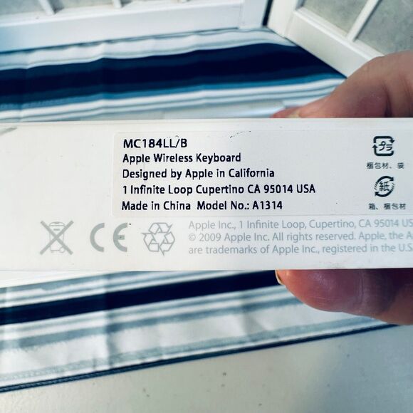 Apple Wireless Keyboard White Keys Aluminum Metal Base - Picture 7 of 12